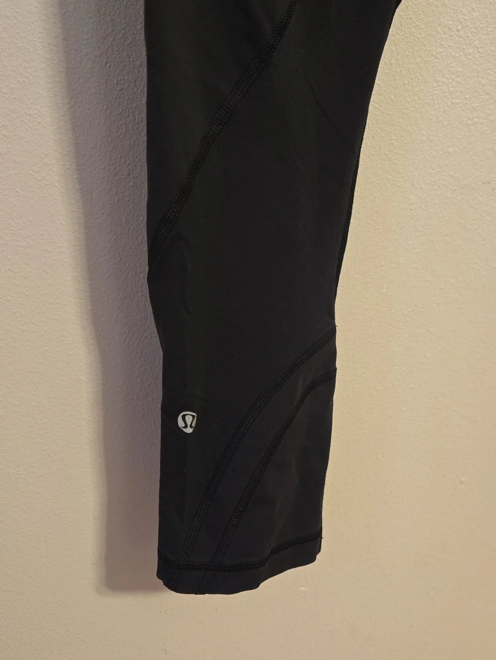 Womens Lululemon Black Cropped Athletic Leggings Sz 8